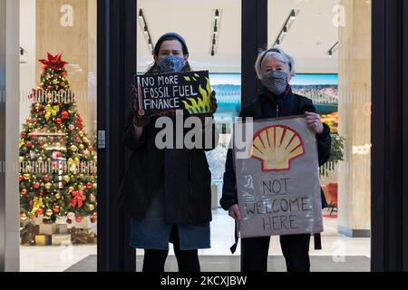 LONDON, UNITED KINGDOM - DECEMBER 10, 2021: Activists from Extinction Rebellion and Fossil Free London stage a protest outside Shell's corporate offices against the company's plan to move its headquarters to the United Kingdom on December 10, 2021 in London, England. Today, the shareholders of Royal Dutch Shell are expected to vote on the restructuring proposals which would see the company drop its complex dual share structure and move its tax residency and headquarters from the Netherlands to Britain. (Photo by WIktor Szymanowicz/NurPhoto) Stock Photo