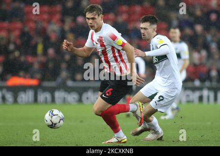 Sunderland's Callum Doyle takes the ball from Plymouth Argyle's Ryan Hardie during the Sky Bet League 1 match between Sunderland and Plymouth Argyle at the Stadium Of Light, Sunderland on Saturday 11th December 2021. (Photo by Michael Driver/MI News/NurPhoto) Stock Photo