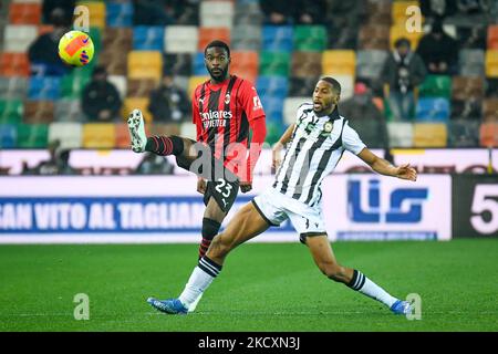 Milan's Fikayo Tomori (Milan) in action against Udinese's Norberto Bercique Gomes Betuncal during the italian soccer Serie A match Udinese Calcio vs AC Milan on December 11, 2021 at the Friuli - Dacia Arena stadium in Udine, Italy (Photo by Ettore Griffoni/LiveMedia/NurPhoto) Stock Photo