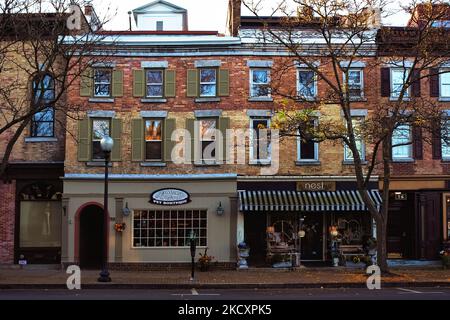 Skaneateles, New York, USA. November 4, 2022. Specialty shops along Route 20, the main street through the small, charming village of Skaneateles in Stock Photo