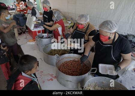 Cooks attend to Central American migrants inside the Casa Peregrino located in Mexico City, who received medical and legal attention in order to go to various refugee support offices and try to obtain a permit to stay longer in Mexico in view of the difficulties their compatriots are having to enter the United States during the COVID-19 health emergency in the country. (Photo by Gerardo Vieyra/NurPhoto) Stock Photo