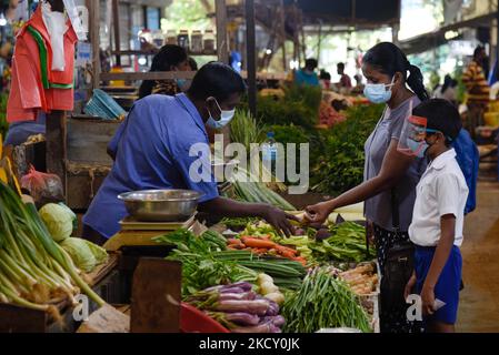 A Sri Lankan customer buys vegetables in the Nugegoda retail vegetable market near Colombo, Sri Lanka. Sri Lanka. December 16, 2021 (Photo by Akila Jayawardana/NurPhoto) Stock Photo