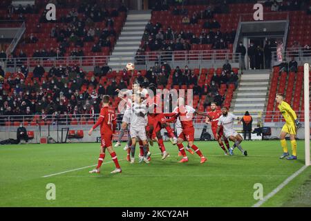 Action moment with players in the air during OIympiako's attack. Europa League game between Belgian soccer team Royal Antwerp FC and Greek soccer team Olympiacos Pireaus FC, in Group D of the UEFA Europa League group stage. Bosuilstadion stadium in Antwerpen, Belgium on December 9, 2021 (Photo by Nicolas Economou/NurPhoto) Stock Photo
