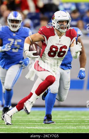 Tight end (86) Zach Ertz of the Arizona Cardinals warms up before ...