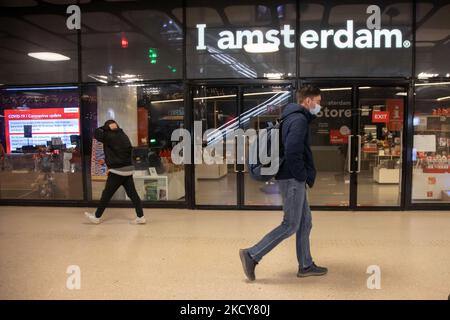 Streets of Amsterdam during the first day of the sudden lockdown in Dutch capital city. The first European nation declares a full lockdown to fight the new Omicron variant that surges, the Netherlands locks down after the government ordered the closure of all nonessential shops, cafes, restaurants, bars, gyms, schools, sports venues, cultural places and others from Sunday and for 4 weeks in order to prevent the spread of the Omicron mutation of Covid-19 coronavirus. Amsterdam, the Netherlands on December 19, 2021 (Photo by Nicolas Economou/NurPhoto) Stock Photo