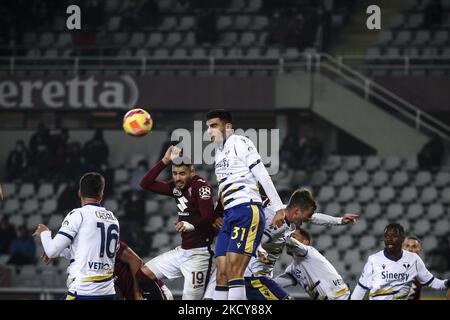 Hellas Verona defender Bosko Sutalo (31) and Torino forward Antonio Sanabria (19) head the ball during the Serie A football match n.18 TORINO - HELLAS VERONA on December 19, 2021 at the Stadio Olimpico Grande Torino in Turin, Piedmont, Italy. Final result: Torino-Hellas Verona 1-0. (Photo by Matteo Bottanelli/NurPhoto) Stock Photo