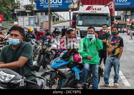 People stop in the middle of Federal Highway from Kuala Lumpur to Klang due to flooding on December 19, 2021. About 4,000 people have been evacuated from their homes in six flood-hit Malaysian states, following continuous heavy rain since Friday, said the country's National Disaster Management Agency on Saturday (Dec 18). (Photo by Afif Abd Halim/NurPhoto) Stock Photo