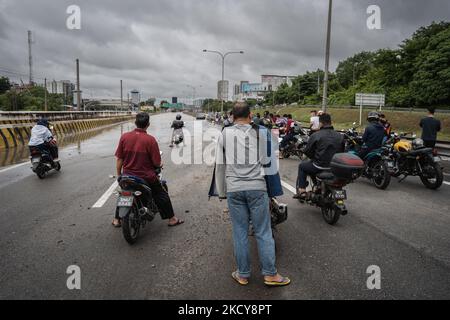 People stop in the middle of Federal Highway from Kuala Lumpur to Klang due to flooding on December 19, 2021. About 4,000 people have been evacuated from their homes in six flood-hit Malaysian states, following continuous heavy rain since Friday, said the country's National Disaster Management Agency on Saturday (Dec 18). (Photo by Afif Abd Halim/NurPhoto) Stock Photo