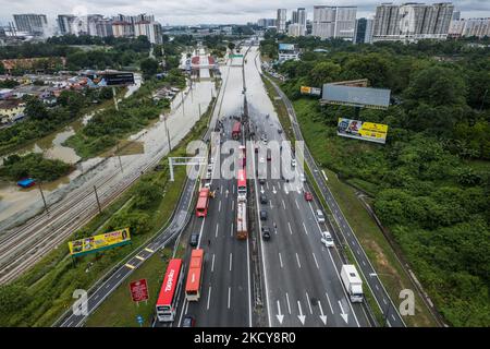 An aerial view of Federal Highway from Kuala Lumpur to Klang was cut off due to flooding on December 19, 2021. About 4,000 people have been evacuated from their homes in six flood-hit Malaysian states, following continuous heavy rain since Friday, said the country's National Disaster Management Agency on Saturday (Dec 18). (Photo by Afif Abd Halim/NurPhoto) Stock Photo