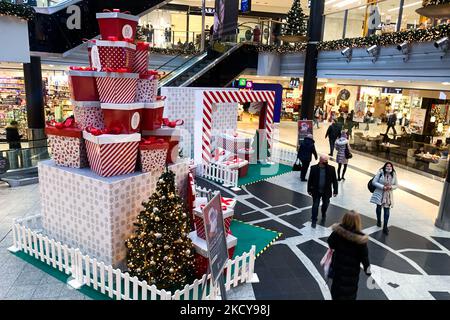 Christmas decorations are seen at the shopping mall in Krakow, Poland on December 20, 2021. (Photo by Jakub Porzycki/NurPhoto) Stock Photo