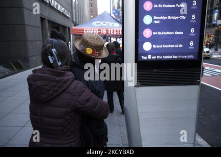 People lineup to receive a free Covid-19 test in Midtown Manhattan on December 22, 2021 in New York City USA. As the new Covid variant, Omicron surges, people have become more anxious just days ahead of the Christmas Holidays. According to some sources the City underestimated the number of testing sites required to service the communities; accounting for the long lines. (Photo by John Lamparski/NurPhoto) Stock Photo