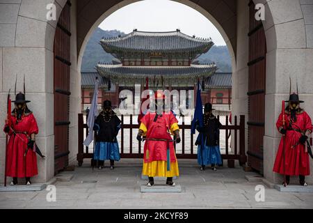 South Korean Imperial guards wearing masks as South Koreans take measures to protect themselves against the spread of COVID-19 during a re-enactment of the Royal Guards Changing Ceremony at Gyeongbokgung Royal Palace on December 27, 2021 in Seoul, South Korea. According to the Korea Center for Disease Control 4,207 new cases was reported today. (Photo by Chris Jung/NurPhoto) Stock Photo