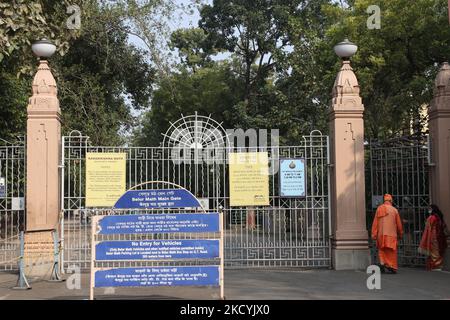 People outside the entry gate of Belur Math, global headquarters of Ramakrishna Mission, in Kolkata, India, on December 31, 2021. (Photo by Debajyoti Chakraborty/NurPhoto) Stock Photo