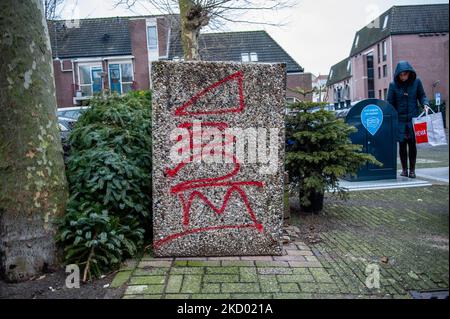 People started to put their Christmas trees on the street next to the local rubbish container, or in the spot where they usually place their personal rubbish bins for collection to the daily pick-up service arranged by the municipality, in Nijmegen, on January 8th, 2022. (Photo by Romy Arroyo Fernandez/NurPhoto) Stock Photo