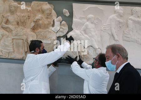 Conservators place a Parthenon fragment, loan from the Antonino Salinas Archaeological Museum of Palermo, at the Parthenon Gallery of the Acropolis Museum, in Athens, Greece, on January 10, 2022 (Photo by Panayotis Tzamaros/NurPhoto) Stock Photo
