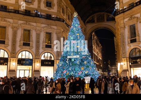 A general view of the Tree Of Wonder christmas tree by Swarovski for Natale Degli Alberi in Galleria Vittorio Emanuele II on December 15, 2021 in Milan, Italy. (Photo by Alessandro Bremec/NurPhoto) Stock Photo
