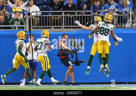 Green Bay Packers' Juwann Winfree catches a ball out of bounds in front of  New York Jets' Brandin Echols during the second half of an NFL football game  Sunday, Oct. 16, 2022