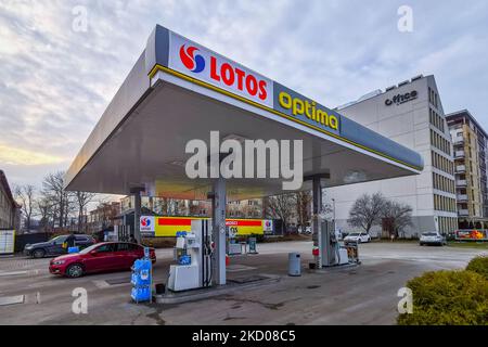 LOTOS Optima petrol station in Krakow, Poland on January 12, 2022. Poland's largest refiner PKN Orlen will sell some Lotos assets to companies including Saudi Aramco and Hungary's MOL to fulfil EU antitrust rulings and complete its takeover of the smaller firm. (Photo by Beata Zawrzel/NurPhoto) Stock Photo
