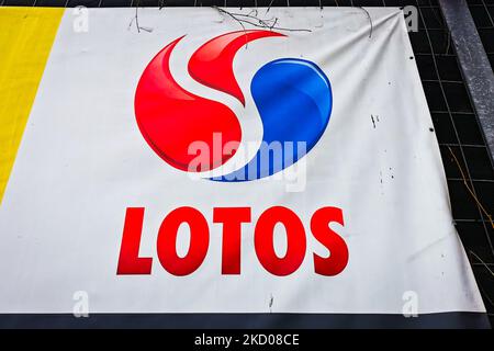 LOTOS logo is seen at LOTOS petrol station in Krakow, Poland on January 12, 2022. Poland's largest refiner PKN Orlen will sell some Lotos assets to companies including Saudi Aramco and Hungary's MOL to fulfil EU antitrust rulings and complete its takeover of the smaller firm. (Photo by Beata Zawrzel/NurPhoto) Stock Photo