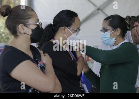 Medical personnel inoculate teachers with the Moderna vaccine (booster) against COVID-19 on the premises of the Instituto Tecnológico y de Estudios Superiores de Monterrey, during the health emergency and the green epidemiological traffic light in the capital. (Photo by Gerardo Vieyra/NurPhoto) Stock Photo