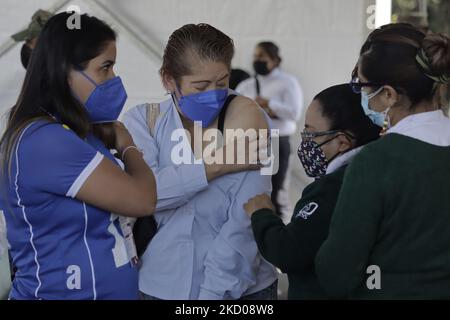 Medical personnel inoculate teachers with the Moderna vaccine (booster) against COVID-19 on the premises of the Instituto Tecnológico y de Estudios Superiores de Monterrey, during the health emergency and the green epidemiological traffic light in the capital. (Photo by Gerardo Vieyra/NurPhoto) Stock Photo