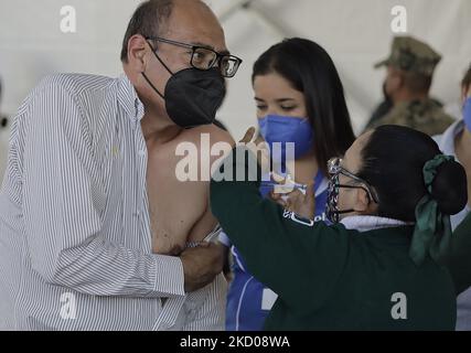 Medical personnel inoculate teachers with the Moderna vaccine (booster) against COVID-19 on the premises of the Instituto Tecnológico y de Estudios Superiores de Monterrey, during the health emergency and the green epidemiological traffic light in the capital. (Photo by Gerardo Vieyra/NurPhoto) Stock Photo