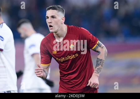 Rome, Italy. 16th Dec, 2018. AS Roma Team seen lining-ups during the Serie  A football match between AS Roma and Genoa CFC at Olimpico Stadium. (Final  score Roma 3 - 2 Genoa)