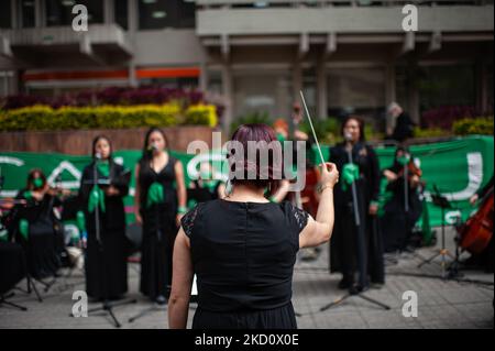 Women demonstrate in support of the decriminalization of Abortions outside the Colombian Constitutional Court house in Bogota, Colombia on January 20, 2022 (Photo by Sebastian Barros/NurPhoto) Stock Photo