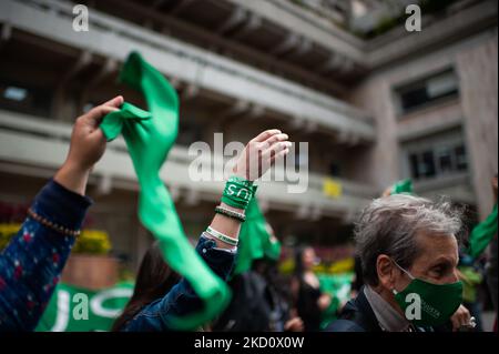 Women demonstrate in support of the decriminalization of Abortions outside the Colombian Constitutional Court house in Bogota, Colombia on January 20, 2022 (Photo by Sebastian Barros/NurPhoto) Stock Photo