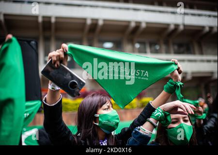 Women demonstrate in support of the decriminalization of Abortions outside the Colombian Constitutional Court house in Bogota, Colombia on January 20, 2022 (Photo by Sebastian Barros/NurPhoto) Stock Photo