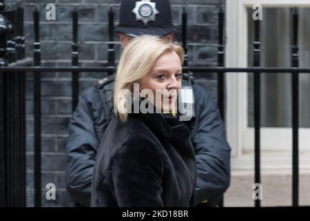 LONDON, UNITED KINGDOM - JANUARY 25, 2022: Secretary of State for Foreign, Commonwealth and Development Affairs, Minister for Women and Equalities Liz Truss arrives in Downing Street in central London to attend Cabinet meeting on January 25, 2022 in London, England. Senior civil servant Sue Gray is currently conducting an investigation into several alleged lockdown rule-breaking parties in Downing Street, during the time when strict Covid-19 restrictions were in place. (Photo by WIktor Szymanowicz/NurPhoto) Stock Photo