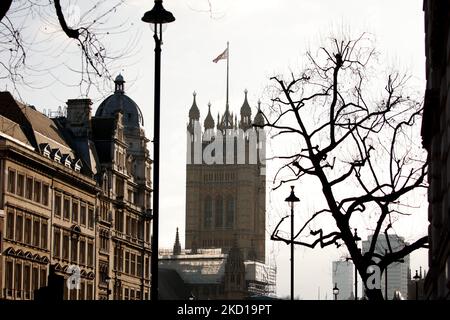 A Union Jack flag flies from the Victoria Tower of the Houses of Parliament in London, England, on January 26, 2022. Westminster today continues to await the Sue Gray report into parties held at Downing Street while the country was in lockdown during the coronavirus crisis. The Metropolitan Police meanwhile yesterday announced that it had begun its own investigation into alleged covid rules breaches at Downing Street and on Whitehall. Prime Minister Boris Johnson today insisted in Parliament that he would not resign over the matter. (Photo by David Cliff/NurPhoto) Stock Photo