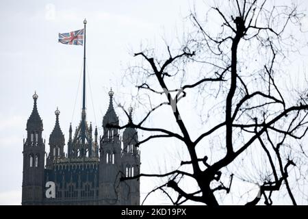 A Union Jack flag flies from the Victoria Tower of the Houses of Parliament in London, England, on January 26, 2022. Westminster today continues to await the Sue Gray report into parties held at Downing Street while the country was in lockdown during the coronavirus crisis. The Metropolitan Police meanwhile yesterday announced that it had begun its own investigation into alleged covid rules breaches at Downing Street and on Whitehall. Prime Minister Boris Johnson today insisted in Parliament that he would not resign over the matter. (Photo by David Cliff/NurPhoto) Stock Photo