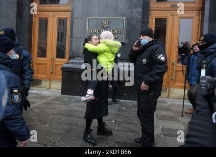 Police officers detain a FEMEN women movement activist during of her protest against military registration for women in Ukraine, in front of the President Office in Kyiv, Ukraine 27 January 2022. On 17 December 2021, the Order of the Ukraine's Ministry of Defense came into force according to it women of some specialties and professions in Ukraine should be registered in the military registration. (Photo by STR/NurPhoto) Stock Photo