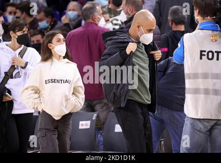 Pep Guardiola with his daugther and his wife Cristina Serra during the match between FC Barcelona and ASVEL Lyon-Villeurbanne, corresponding to the week 23 of the Euroleague, played at the Palau Blaugrana, on 27th January 2022, in Barcelona, Spain. -- (Photo by Urbanandsport/NurPhoto) Stock Photo