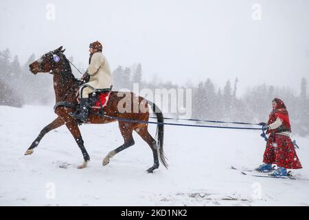 Competitors wearing traditional folk costumes take part in Kumoterki racing in Bialy Dunajec, Poland on January 30, 2022. Traditional races called Kumoterki take place in Tatra mountains every winter. The event consists of sleigh racing, being dragged on skis by a horse while another competitor is riding it, and skiring, a sport in which skiers are pulled along by a free-running horse. (Photo by Beata Zawrzel/NurPhoto) Stock Photo