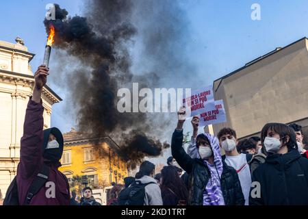 A thousand Turin students paraded through the center of Turin during a demonstration in memory of Lorenzo Parelli, the 18-year-old who died in a work accident during an unpaid internship in the province of Udine. The demonstration took place without incident after the previous one was interrupted by clashes with the police. (Photo by Mauro Ujetto/NurPhoto) Stock Photo