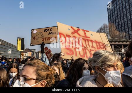 A thousand Turin students paraded through the center of Turin during a demonstration in memory of Lorenzo Parelli, the 18-year-old who died in a work accident during an unpaid internship in the province of Udine. The demonstration took place without incident after the previous one was interrupted by clashes with the police. (Photo by Mauro Ujetto/NurPhoto) Stock Photo