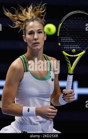 Bernarda Pera of United States during the women's singles Round of 32 match of the WTA 500 St. Petersburg Ladies Trophy 2022 International Tennis Tournament against Jaqueline Cristian of Romania on February 8, 2022 at the Sibur Arena in Saint Petersburg, Russia. (Photo by Mike Kireev/NurPhoto) Stock Photo