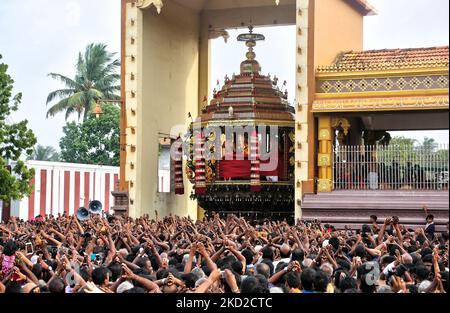 tamil hindu devotees pray as the idol of lord murugan is revealed in the chariot during the ther festival chariot festival at the nallur kandaswamy kovil nallur temple in jaffna sri lanka on august 21 2017 hundreds of thousands of tamil hindu devotees from across the globe attended this festival photo by creative touch imaging ltdnurphoto 2kd2ctc
