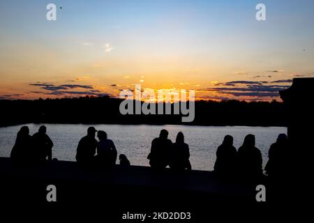 Couples watch the sunset on Valentine's Day weekend from the Watergate Steps in Washington, D.C. on February 11, 2022 (Photo by Bryan Olin Dozier/NurPhoto) Stock Photo