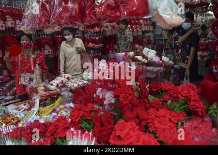 People wear protective face masks buy valentines gift for valentine's Day at a market in Bangkok, Thailand, 12 February 2022. Thailand reported 16,330 new coronavirus cases in the last 24 hours. (Photo by Anusak Laowilas/NurPhoto) Stock Photo