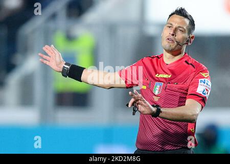 Referee Maurizio Mariani gestures during the Serie A football match ...