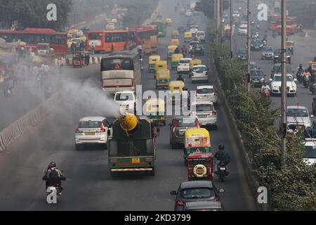 New Delhi, India. 5th Nov, 2022. People ride past an anti-smog gun spraying water to curb air pollution amid heavy smog at India Gate in New Delhi. Delhi's air quality remains ''severe'', accounting for 30 per cent of the PM2.5 pollution in the capital, Air Quality Index (AQI) at Noida (UP) is 529, 478 in Gurugram (Haryana) and 534 near Dhirpur, all in 'Severe' category. (Credit Image: © Amarjeet Kumar Singh/SOPA Images via ZUMA Press Wire) Credit: ZUMA Press, Inc./Alamy Live News Stock Photo