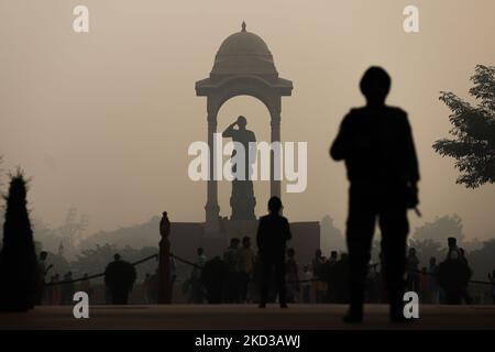 New Delhi, India. 5th Nov, 2022. A statue of Indian Freedom Fighter Subhash Chandra Bose is seen amid heavy smog at India Gate in New Delhi. Delhi's air quality remains ''severe'', accounting for 30 per cent of the PM2.5 pollution in the capital, Air Quality Index (AQI) at Noida (UP) is 529, 478 in Gurugram (Haryana) and 534 near Dhirpur, all in 'Severe' category. (Credit Image: © Amarjeet Kumar Singh/SOPA Images via ZUMA Press Wire) Credit: ZUMA Press, Inc./Alamy Live News Stock Photo