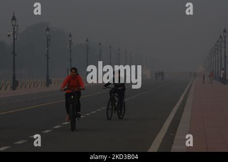 New Delhi, India. 5th Nov, 2022. Kids cycle their way along a road near the India Gate amid heavy smog in New Delhi. Delhi's air quality remains ''severe'', accounting for 30 per cent of the PM2.5 pollution in the capital, Air Quality Index (AQI) at Noida (UP) is 529, 478 in Gurugram (Haryana) and 534 near Dhirpur, all in 'Severe' category. (Credit Image: © Amarjeet Kumar Singh/SOPA Images via ZUMA Press Wire) Credit: ZUMA Press, Inc./Alamy Live News Stock Photo
