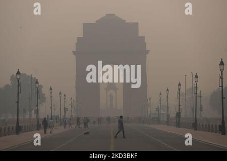 New Delhi, India. 5th Nov, 2022. Pedestrians walk along a road near the India Gate amid heavy smog in New Delhi. Delhi's air quality remains ''severe'', accounting for 30 per cent of the PM2.5 pollution in the capital, Air Quality Index (AQI) at Noida (UP) is 529, 478 in Gurugram (Haryana) and 534 near Dhirpur, all in 'Severe' category. (Credit Image: © Amarjeet Kumar Singh/SOPA Images via ZUMA Press Wire) Credit: ZUMA Press, Inc./Alamy Live News Stock Photo