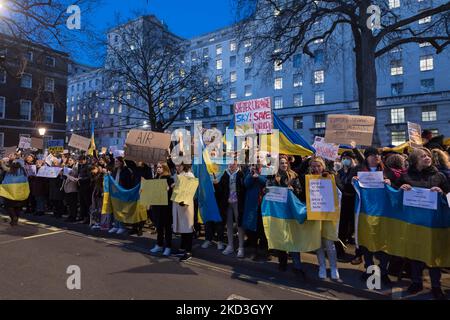 LONDON, UNITED KINGDOM - FEBRUARY 25, 2022: Ukrainian people and their supporters demonstrate outside Downing Street calling for the West to implement strong sanctions against Russia including ban on energy trade, exclusion from Swift payment network as well as more widespread sanctions targeting individuals and businesses associated with Kremlin after Vladimir Putin launched a full-scale military invasion into the Ukrainian territory on February 25, 2022 in London, England. (Photo by WIktor Szymanowicz/NurPhoto) Stock Photo