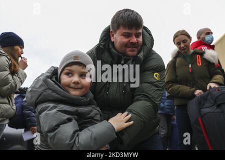 A family is reunited after a train from Ukraine had arrived to the railway station in Przemysl, Poland on February 25, 2022. Russian invasion on Ukraine can cause a mass exodus of refugees to Poland. (Photo by Beata Zawrzel/NurPhoto) Stock Photo