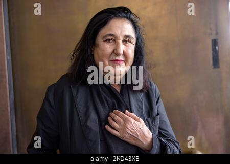 Darmstadt, Germany. 05th Nov, 2022. Büchner Prize winner Emine Sevgi Özdamar in front of the Staatstheater Darmstadt where she will receive Germany's most prestigious literary award this evening. The award, worth 50,000 euros, is one of the most important literary prizes in the German-speaking world. Credit: Helmut Fricke/dpa/Alamy Live News Stock Photo